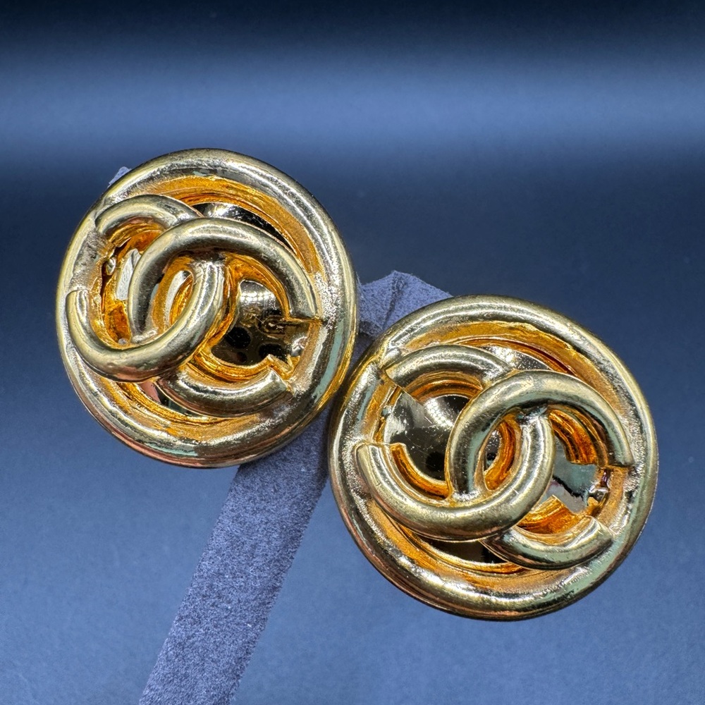 ❗️FINAL PRICE❗️LOT 785 RARE 24K gold plated Chanel vintage clip on earrings - Picture 3 of 11